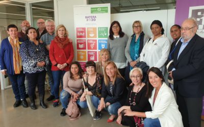 Políticas y políticos vascos debaten con organizaciones feministas en Donostia
